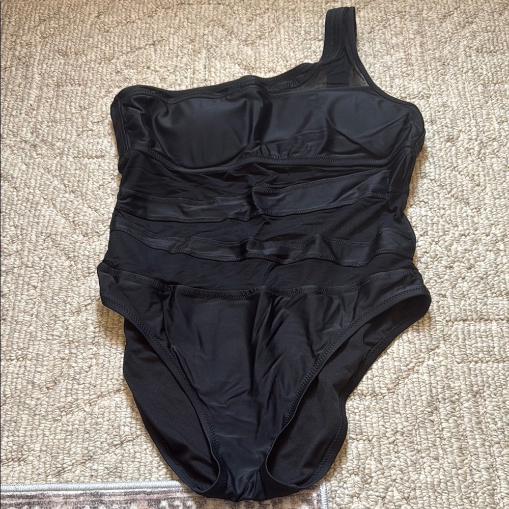 Black One-Shoulder Swimsuit